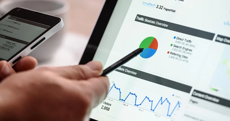 Un outil mots clés SEO gratuit suffit-il en 2026 ?
